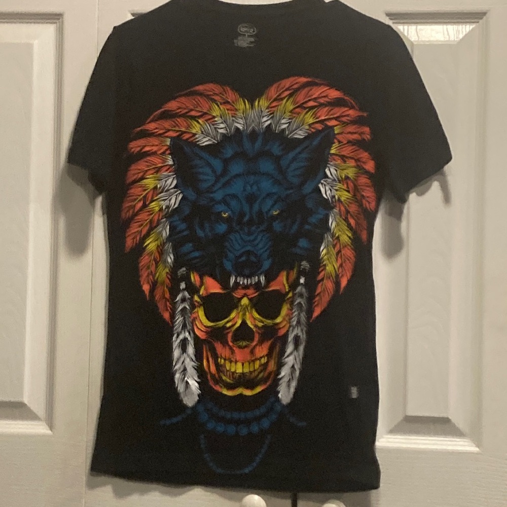 Larva skull graphic tee